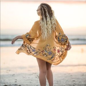 Sunrise Sunset Kimono - Yellow w/ Embroidered Flowers - One Size - Like New 🌼